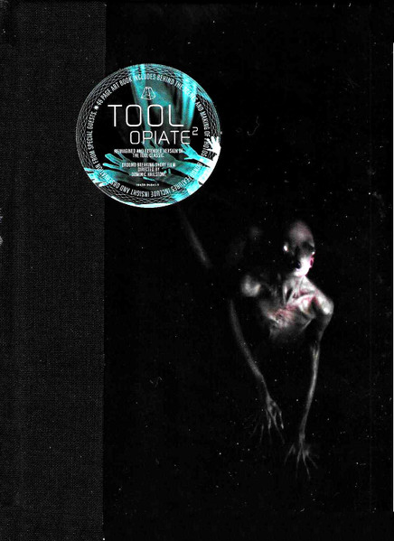 Image sombre d'une figure et texte du groupe Tool.