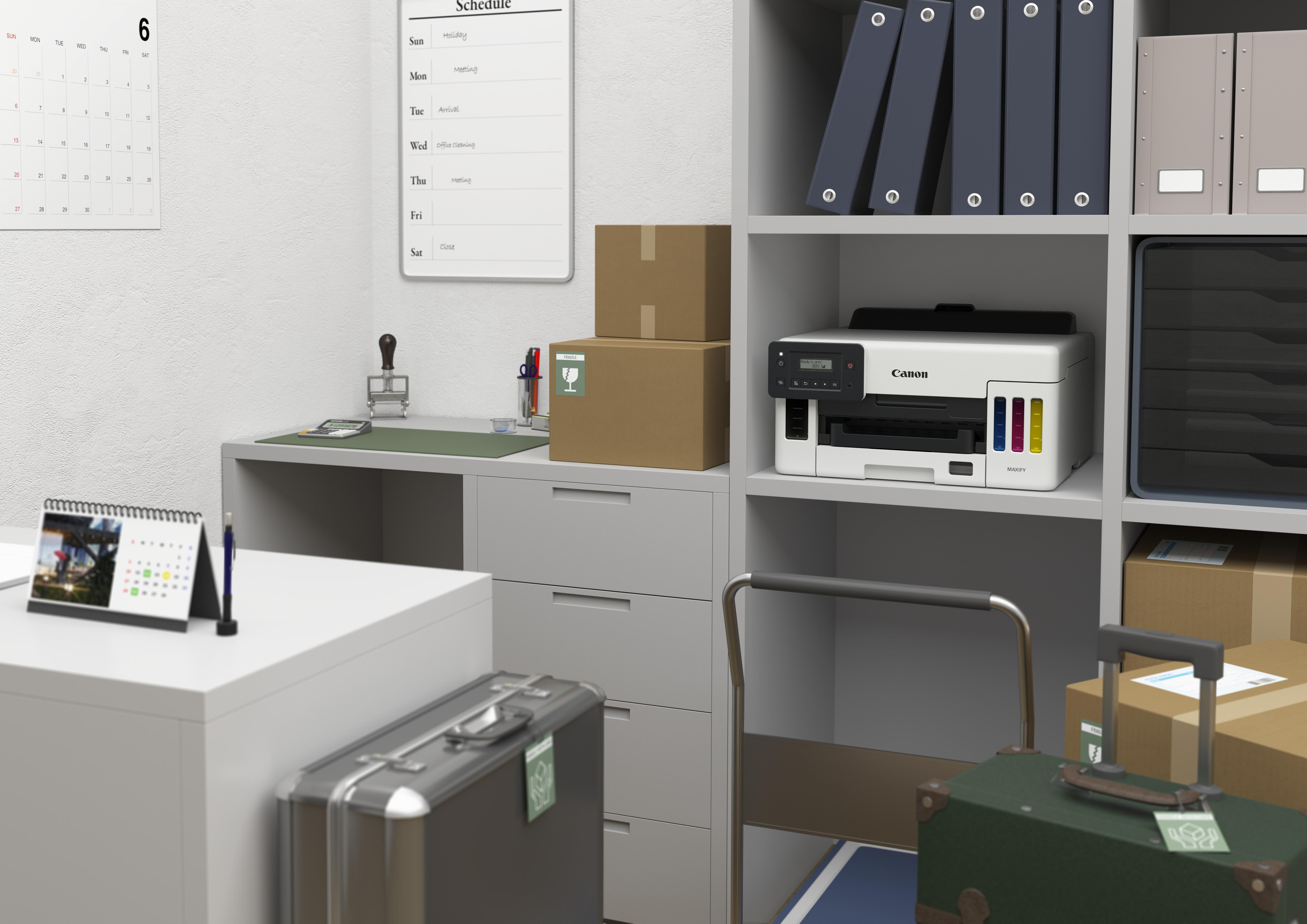 Bürotisch mit Zubehör, Drucker und Gepäck. Ein Kalender und ein Wagen.