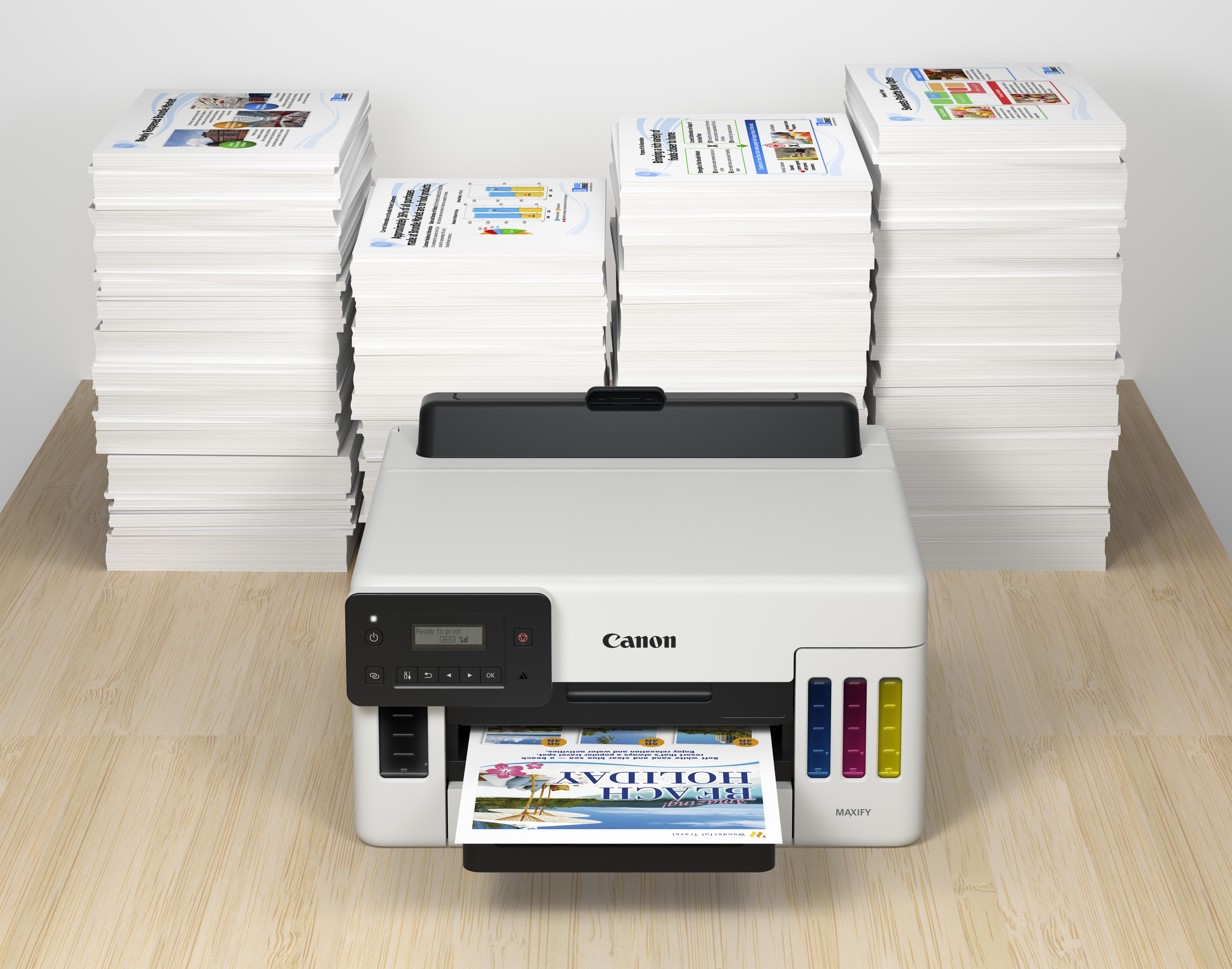 Weißer Drucker druckt ein Dokument. Papierstapel dahinter. Canon-Logo vorhanden. Holzoberfläche.