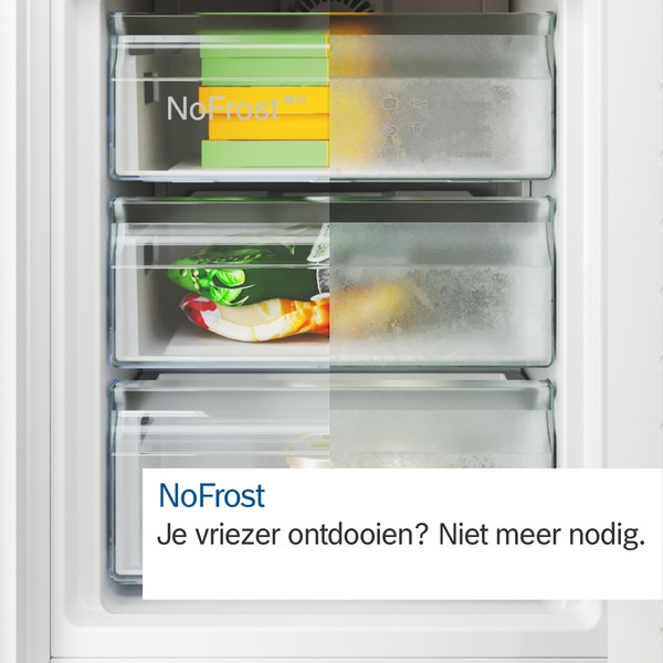 Vriezer met laden. Diepvriesproducten zichtbaar. Tekst: 'NoFrost'. Wit interieur.