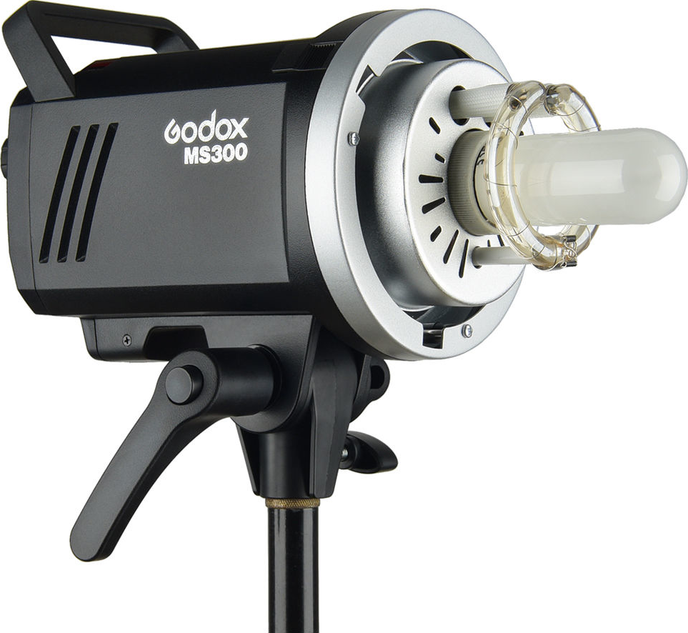 Un flash de studio Godox MS300 noir avec un réflecteur argenté, sur pied. Fond blanc.