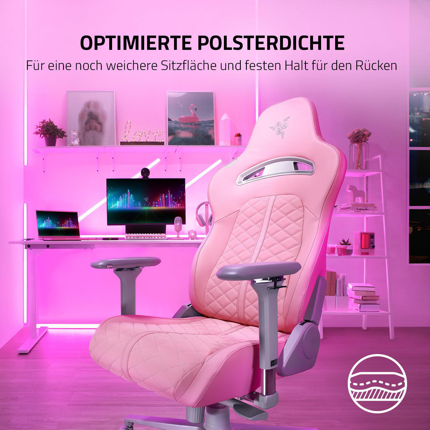 Ein rosa Gaming-Stuhl in einem rosa beleuchteten Raum mit Schreibtisch und Regalen.