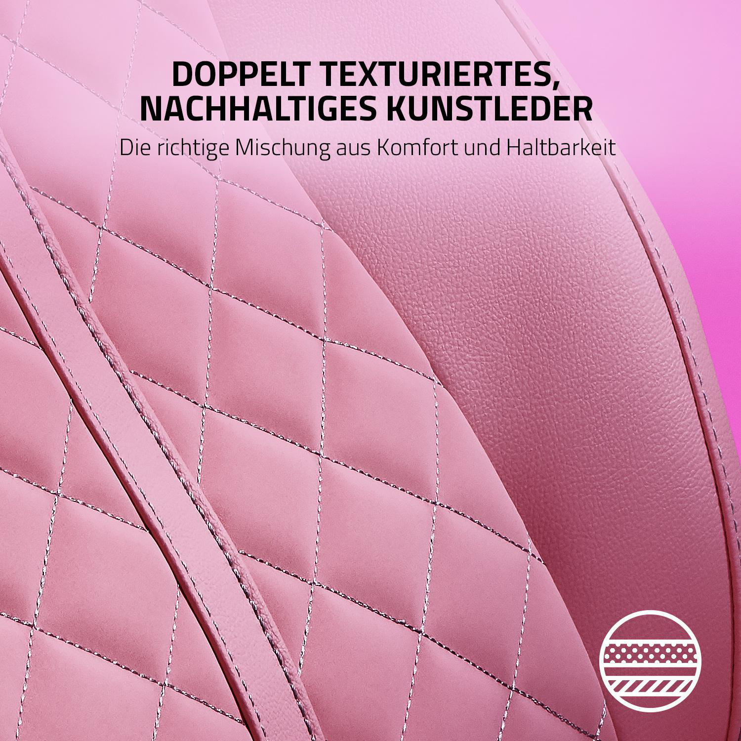 Nahaufnahme von rosa gestepptem Kunstleder, Text: 'DOPPELT TEXTURIERTES, NACHHALTIGES KUNSTLEDER'