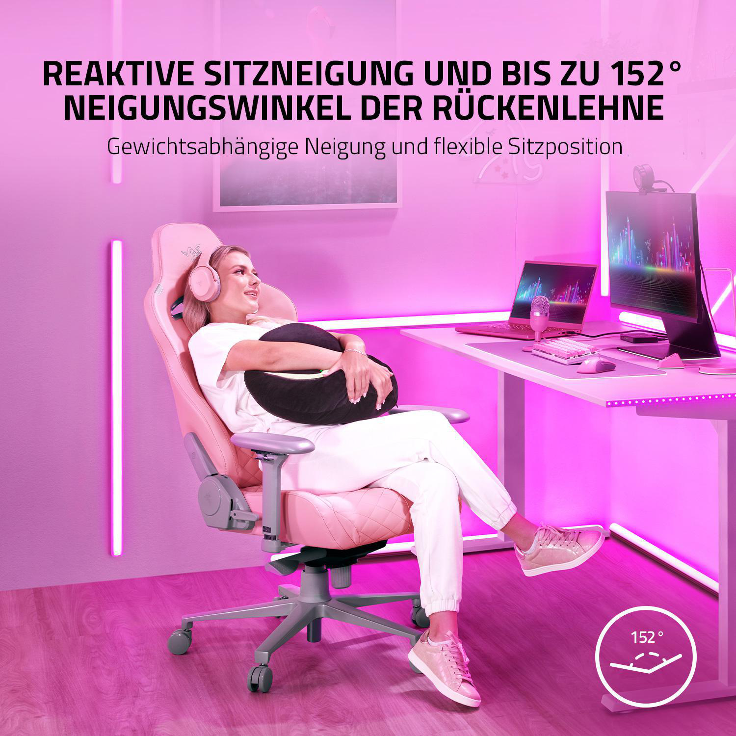 Frau in rosa Gaming-Stuhl, Laptop. Pinke Neonlichter im Hintergrund.