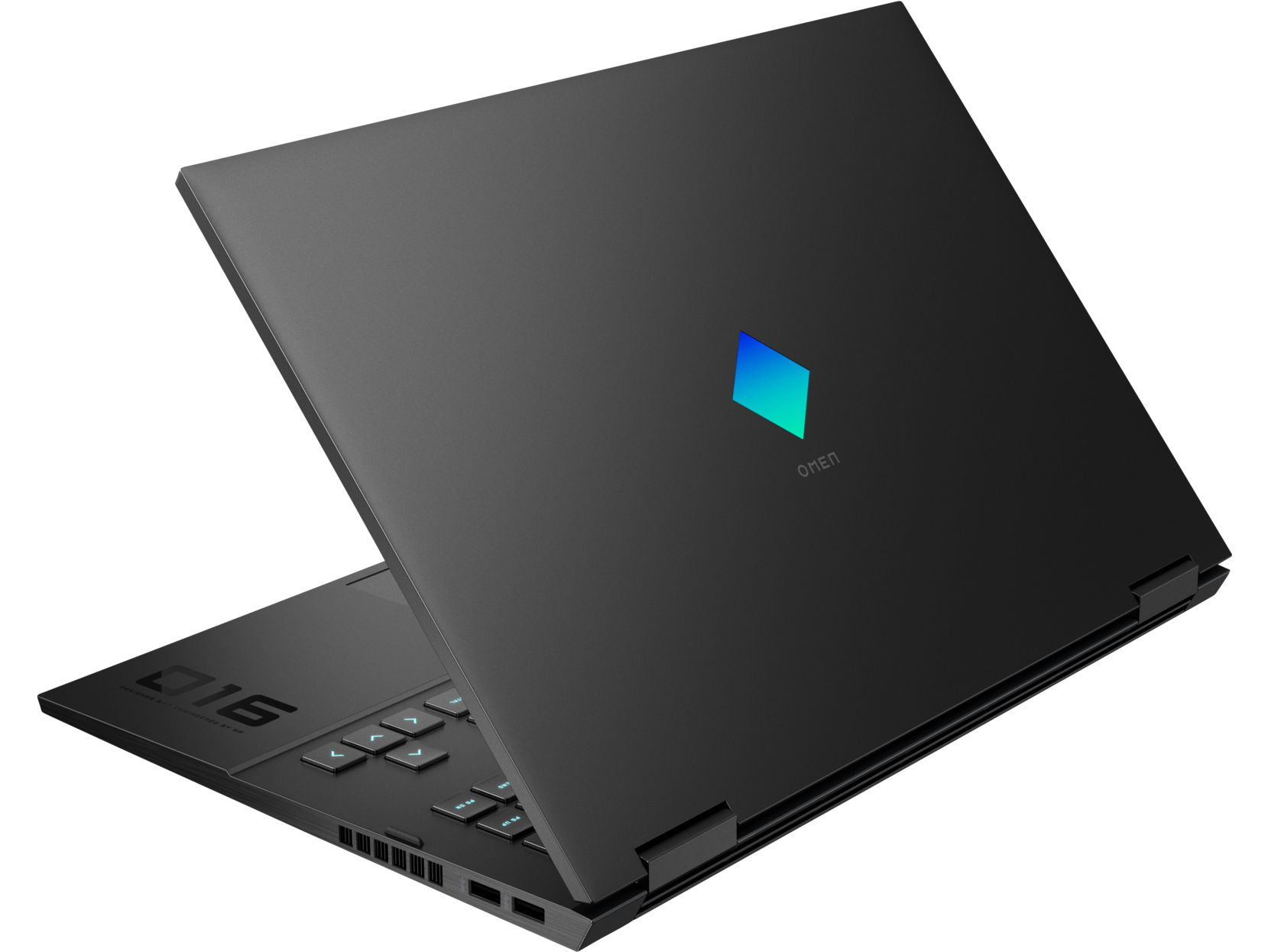 Laptop negro con logotipo OMEN y teclado. Vista en ángulo. Fondo negro. Parcialmente abierto.