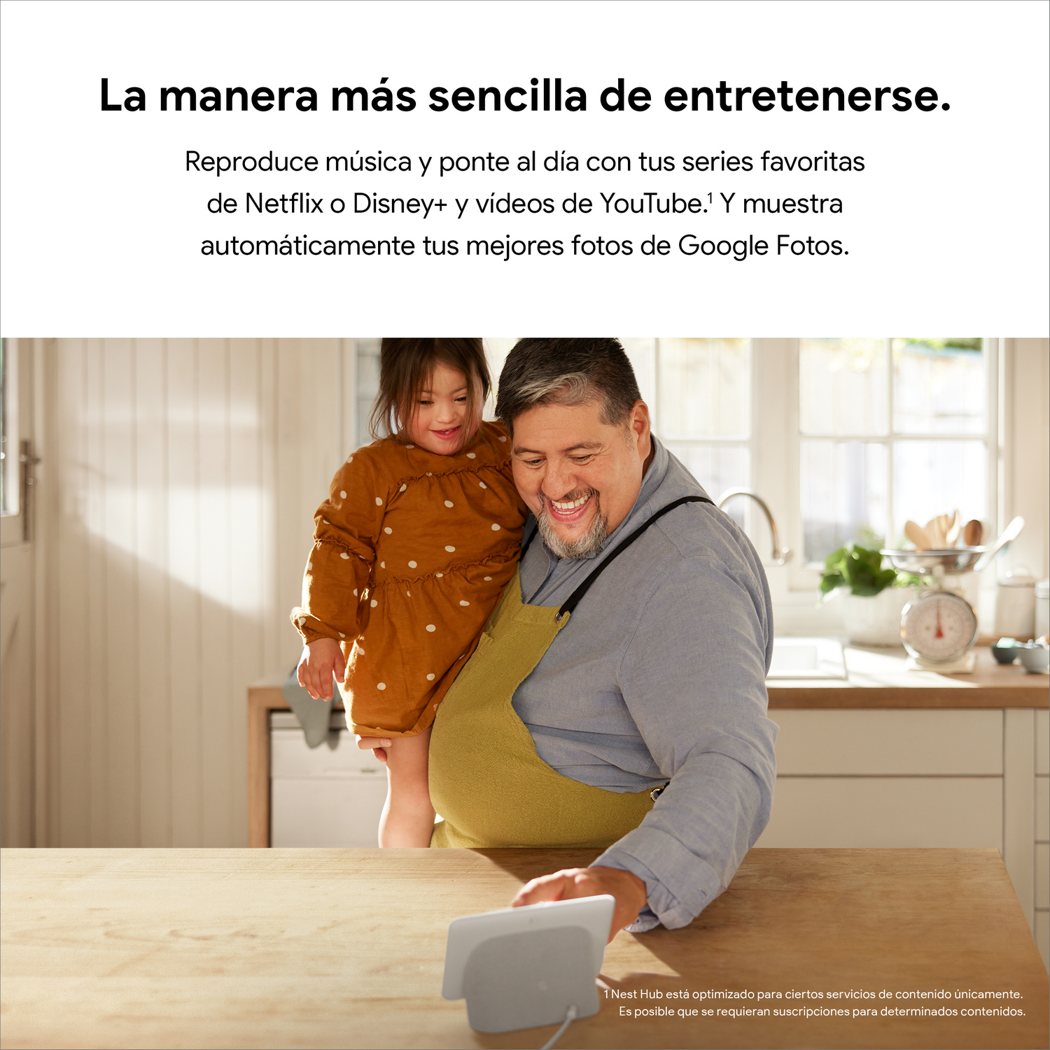 Un hombre sostiene a un niño con discapacidad y sonríe a una pantalla. Ambiente de cocina.