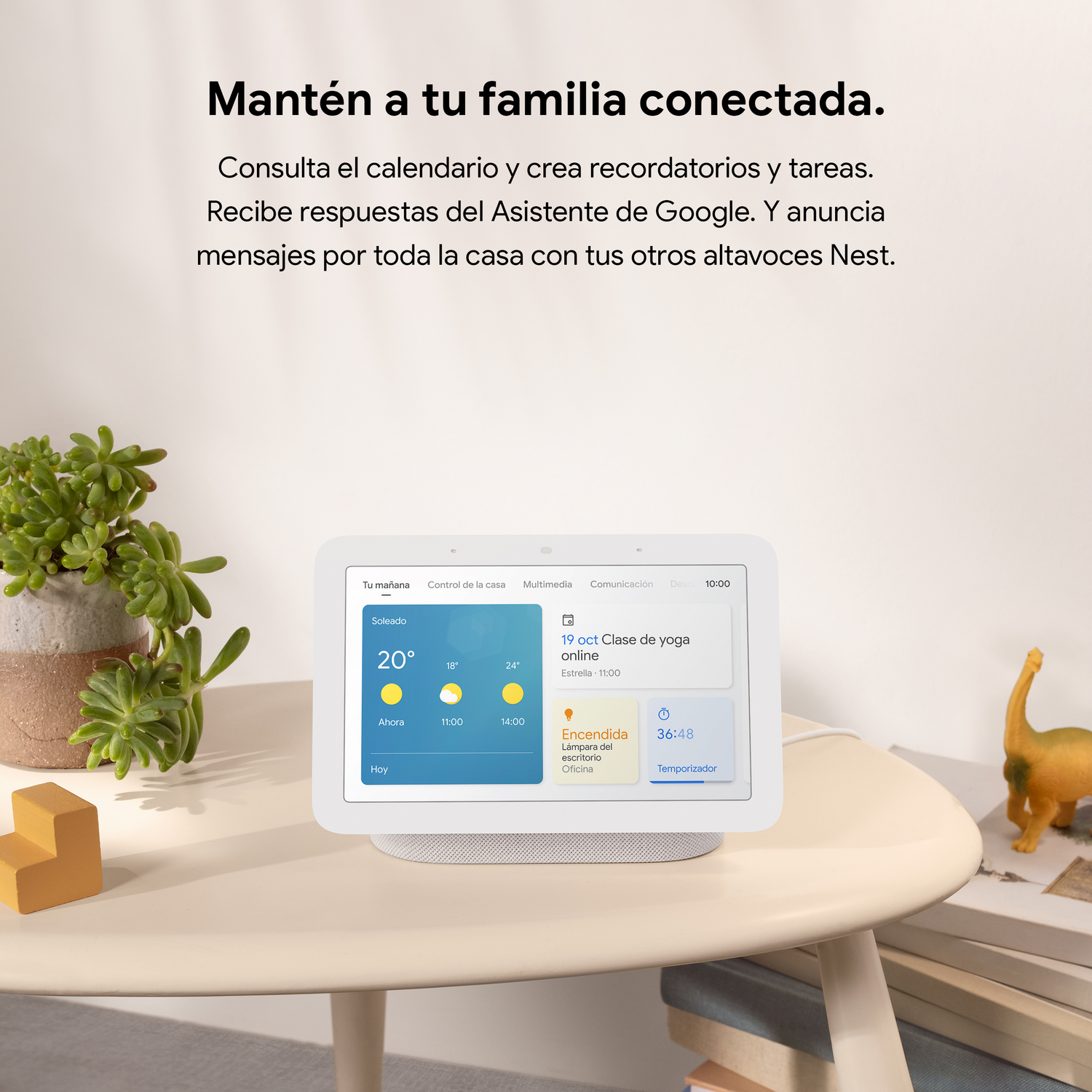 Una pantalla de hogar inteligente que muestra información meteorológica y un calendario. Está sobre una mesa con decoración.