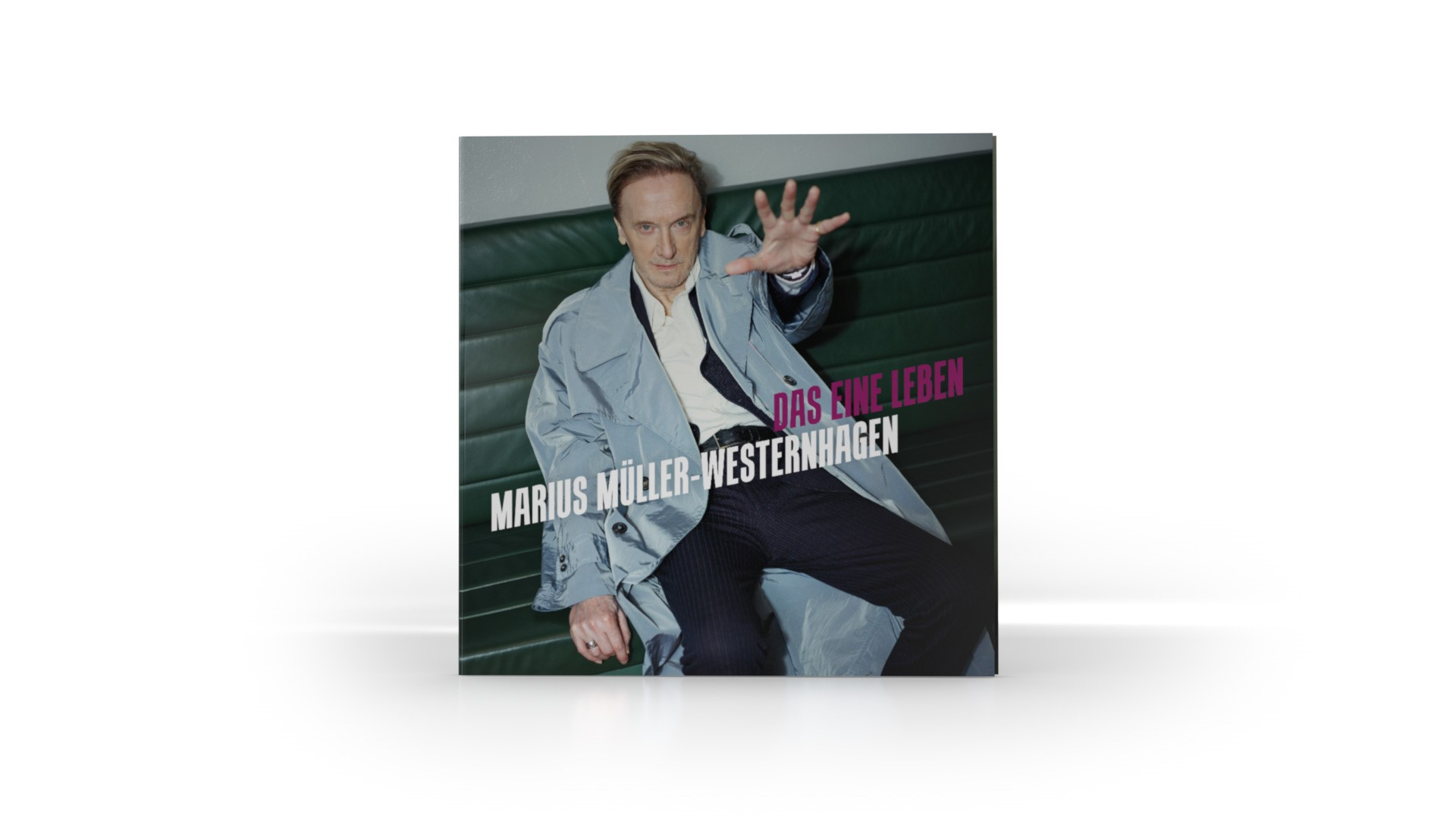 Albumcover: Mann in blauem Mantel, der sich ausstreckt. Text: Marius Müller-Westernhagen, Das Eine Leben.