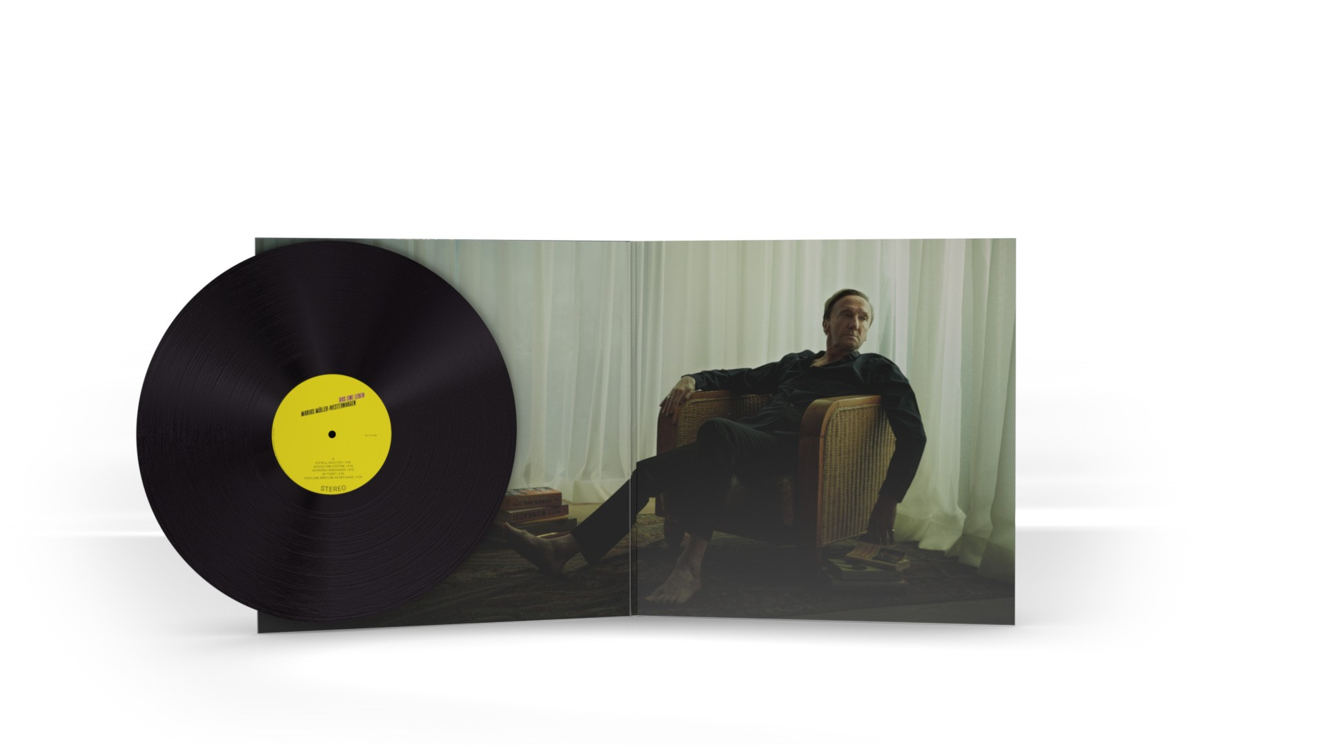 Vinyl-Schallplatte mit Cover. Mann sitzt in einem Stuhl, Albumtitel und Label sind sichtbar.