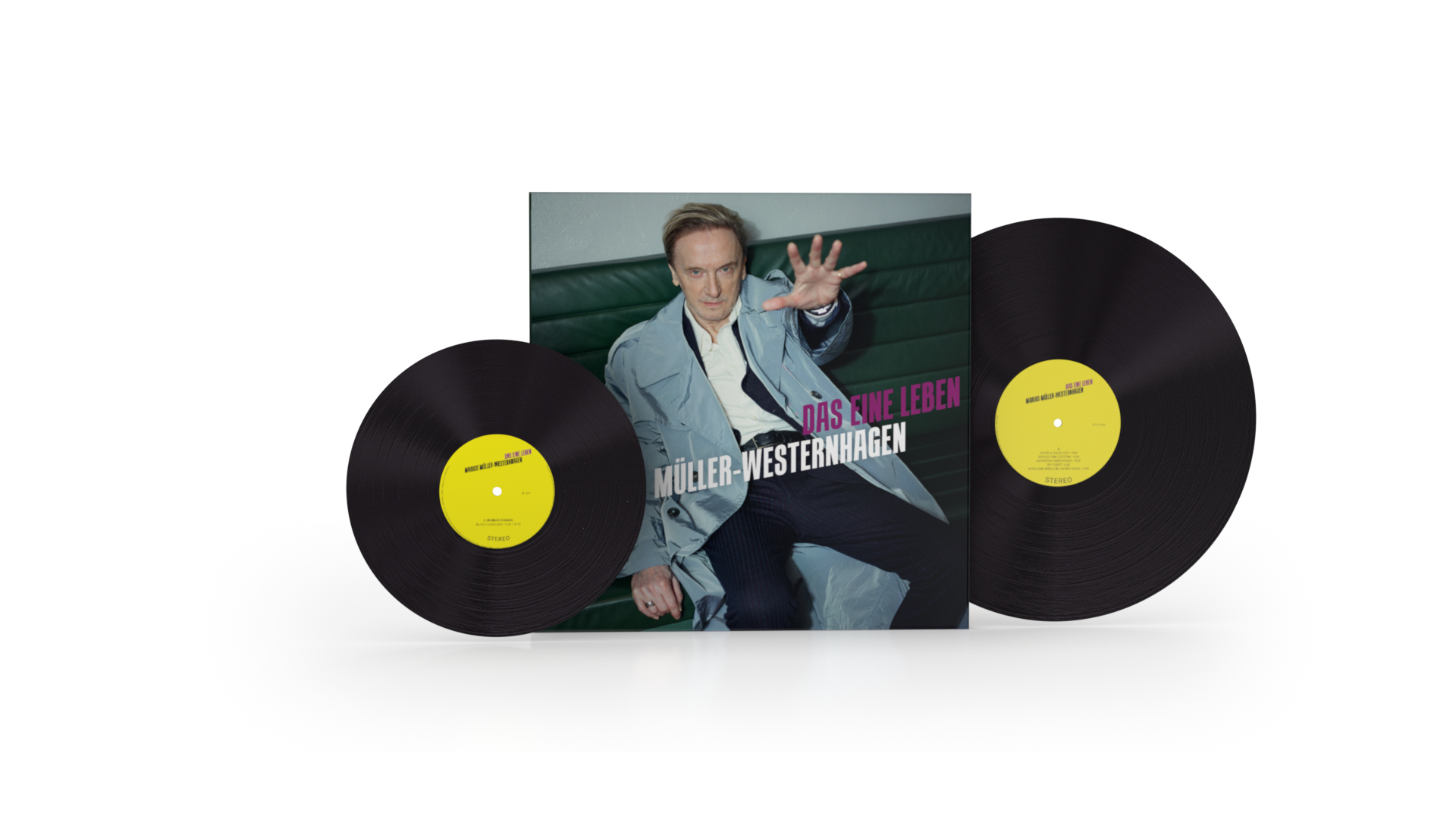 Zwei Schallplatten und eine Hülle mit Text und dem Bild eines Mannes. Weißer Hintergrund.
