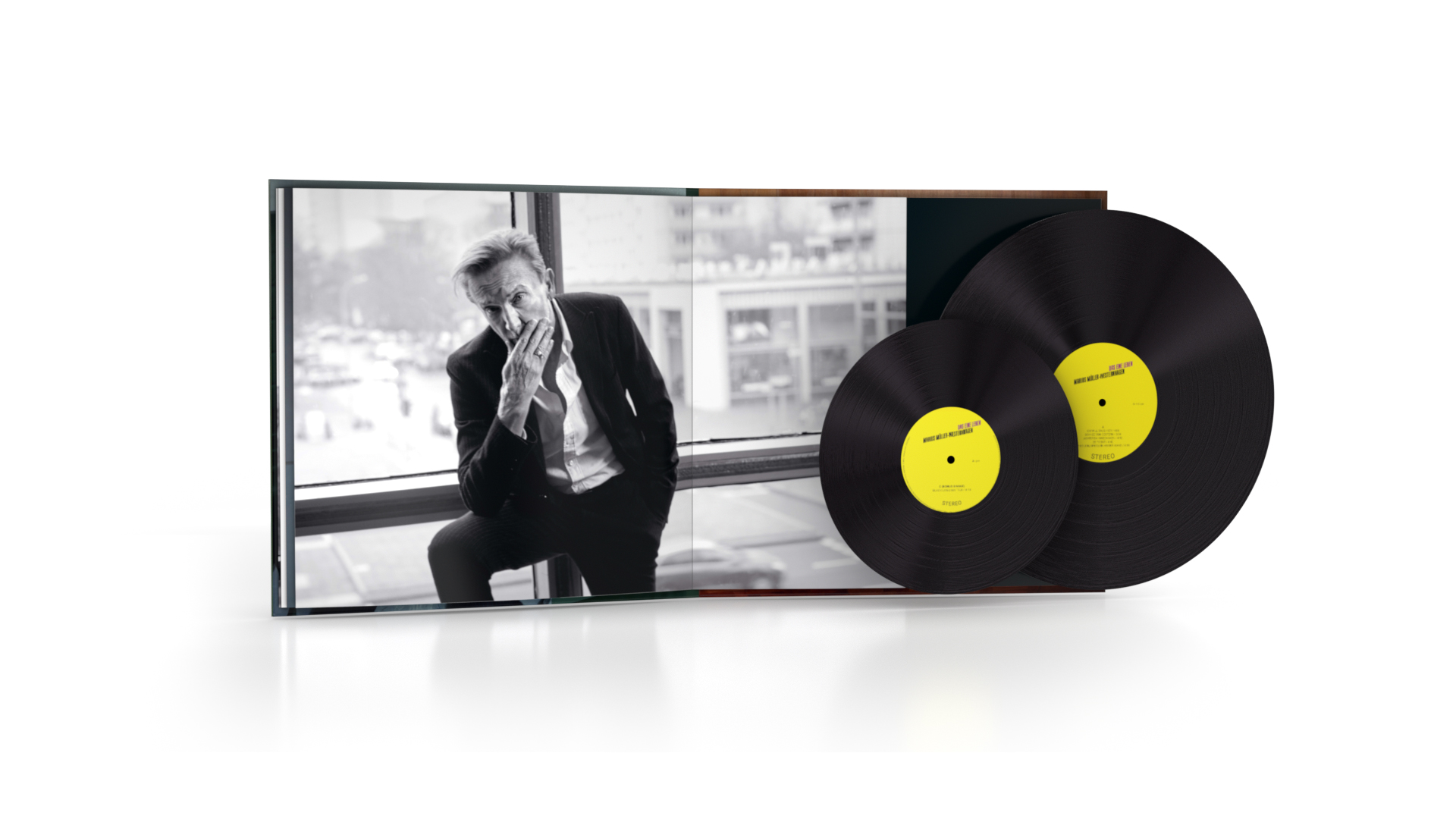 Zwei Schallplatten und eine Person, die aus einem Fenster schaut.