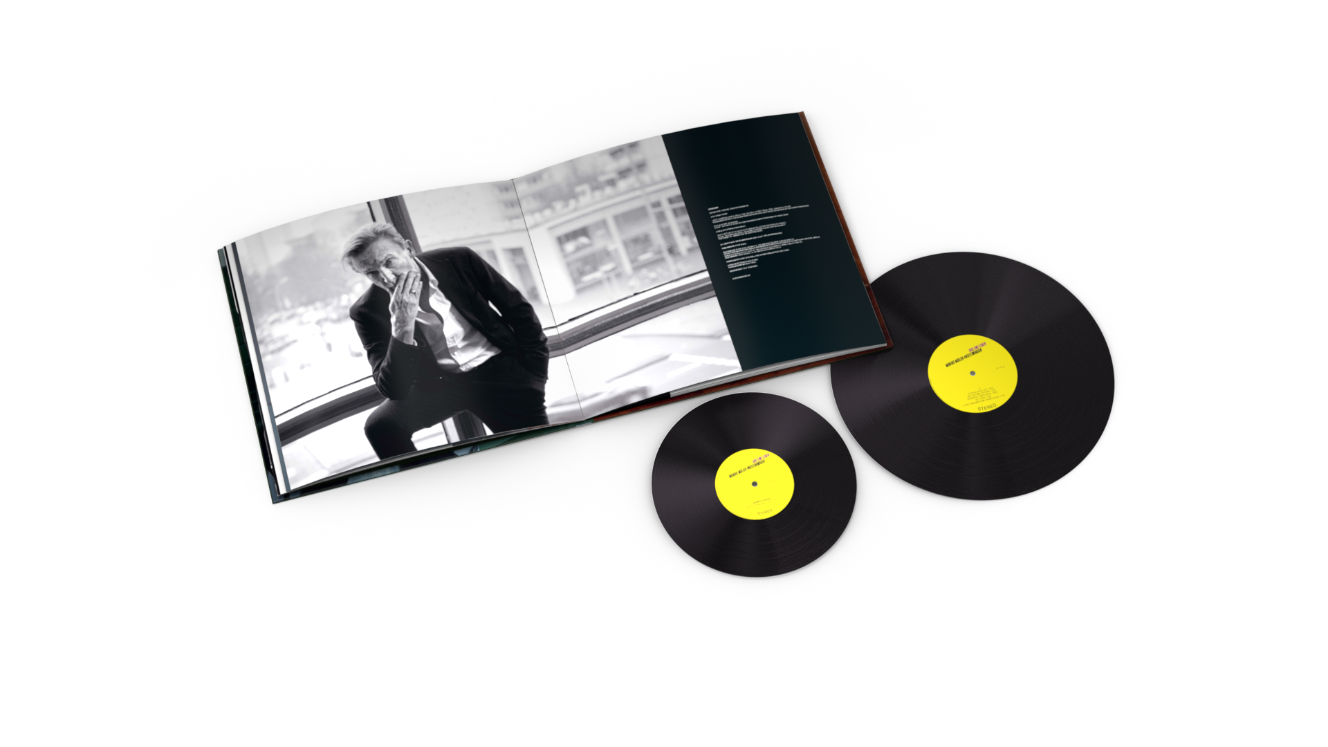Zwei schwarze Schallplatten und ein offenes Album mit einem Foto eines Mannes.
