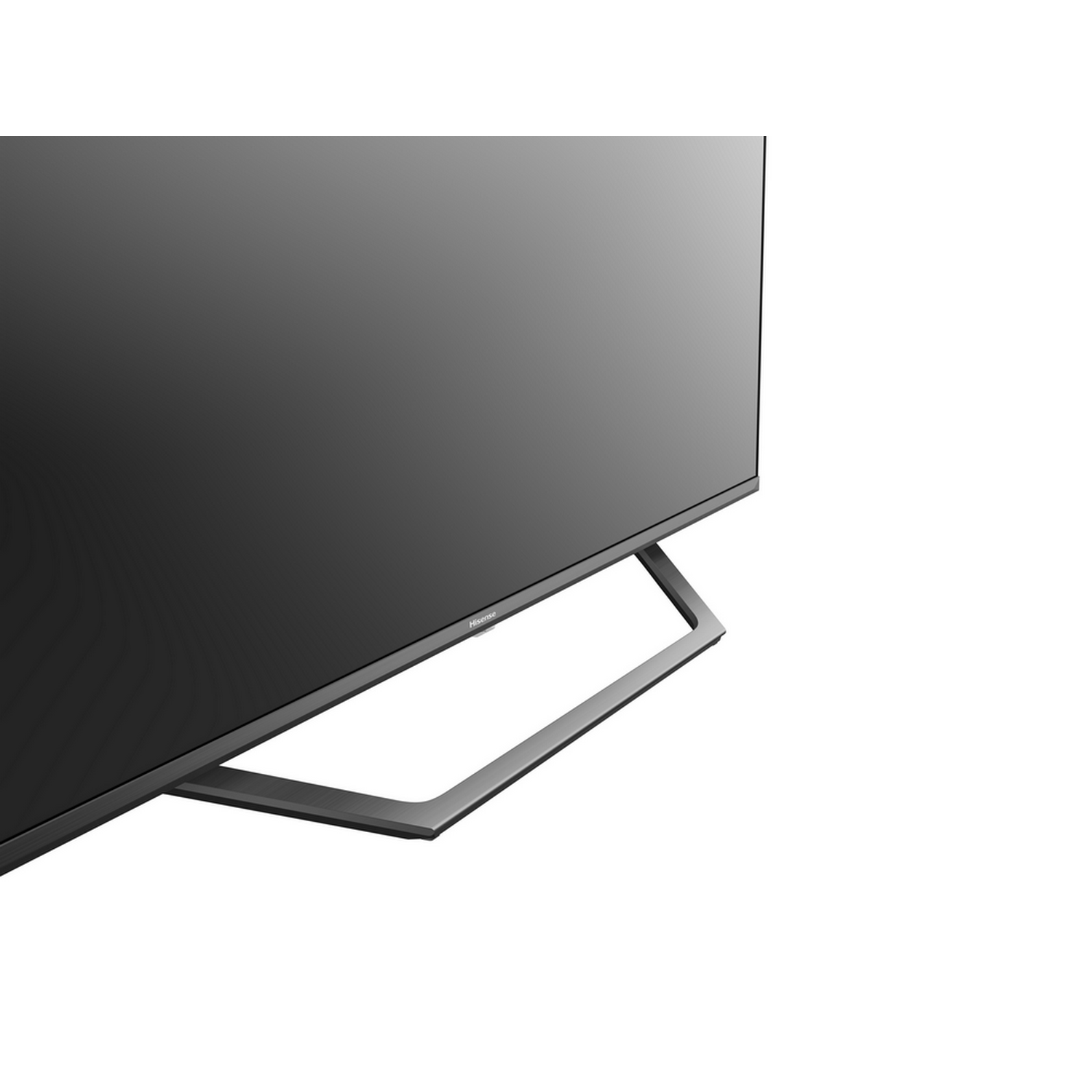 Un televisor negro con un soporte plateado. El televisor está sobre un fondo blanco.