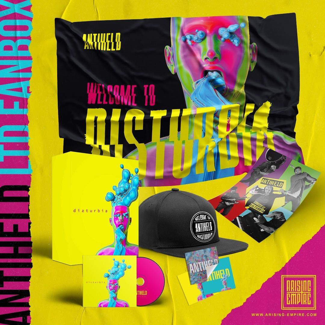 Merchandise-Set mit Box und Kappe, mit surrealer Grafik eines Gesichts und dem Wort 'DISTURBIA'.