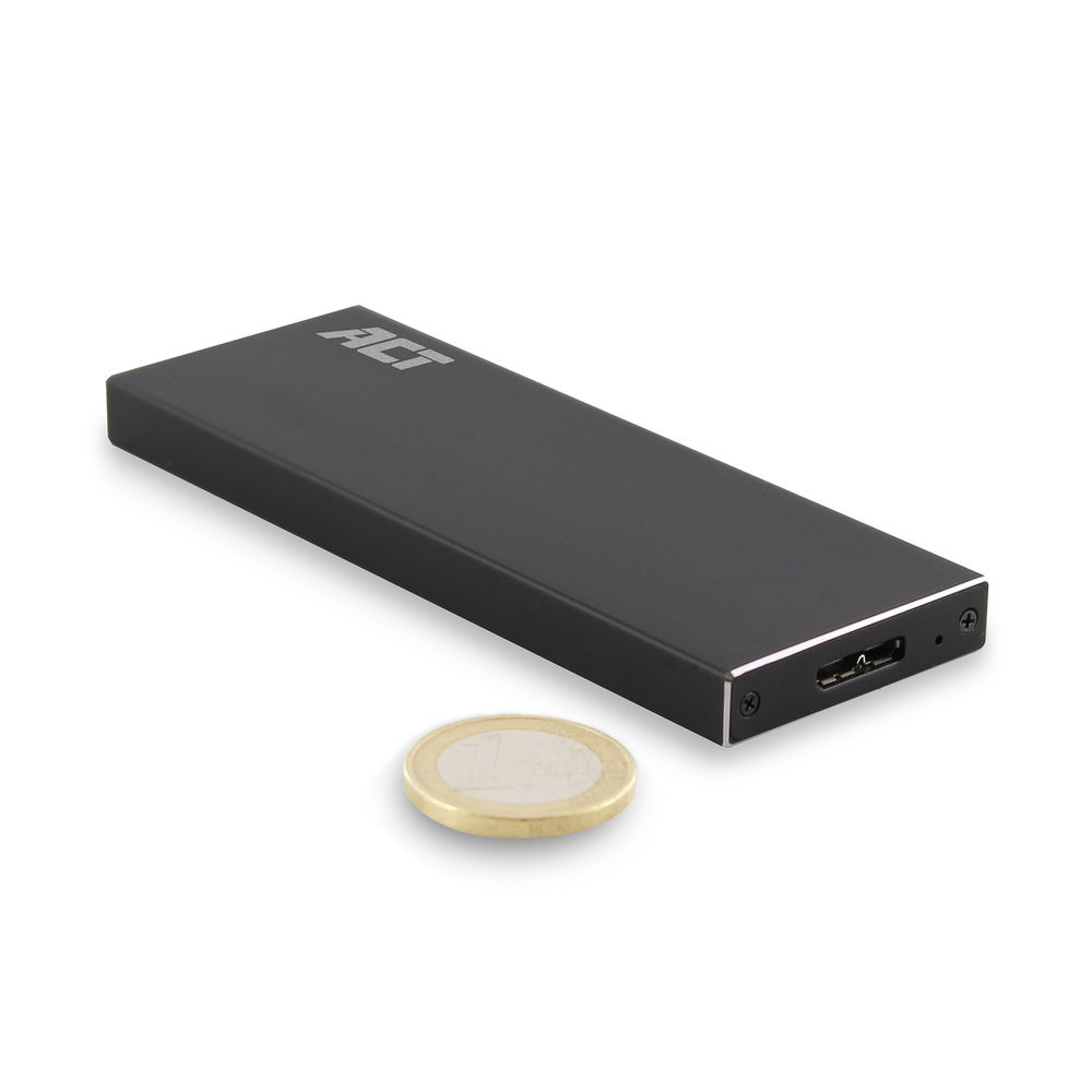 Egy fekete ACT külső merevlemez egy érme mellett. Van rajta egy USB port és a tetején az ACT logó.