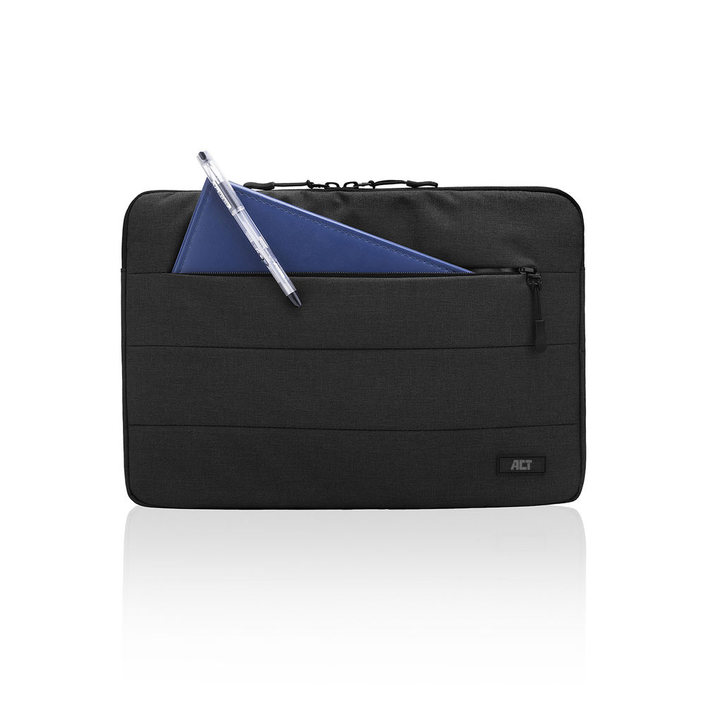 Fekete laptop tok tollal és kék jegyzetfüzettel az elülső zsebben.