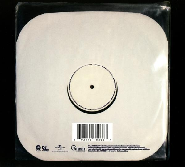 Schallplatte in weißer Hülle. Barcode und Logo. Schwarzer Hintergrund.