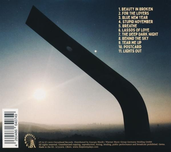 Albumcover mit Silhouette und Text. Ein hellblauer und orangefarbener Farbverlauf im Hintergrund. Das Cover hat Text.