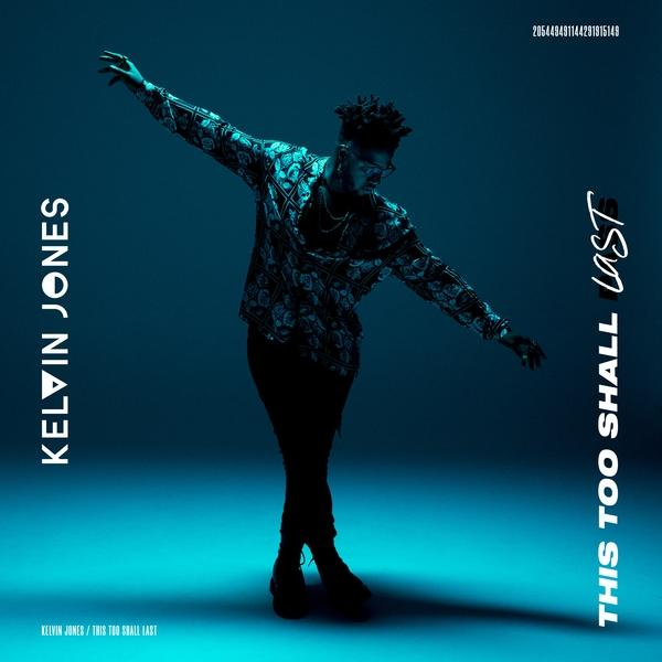 Albumcover von Kelvin Jones. Ein Mann vor blauem Hintergrund, Arme ausgestreckt.