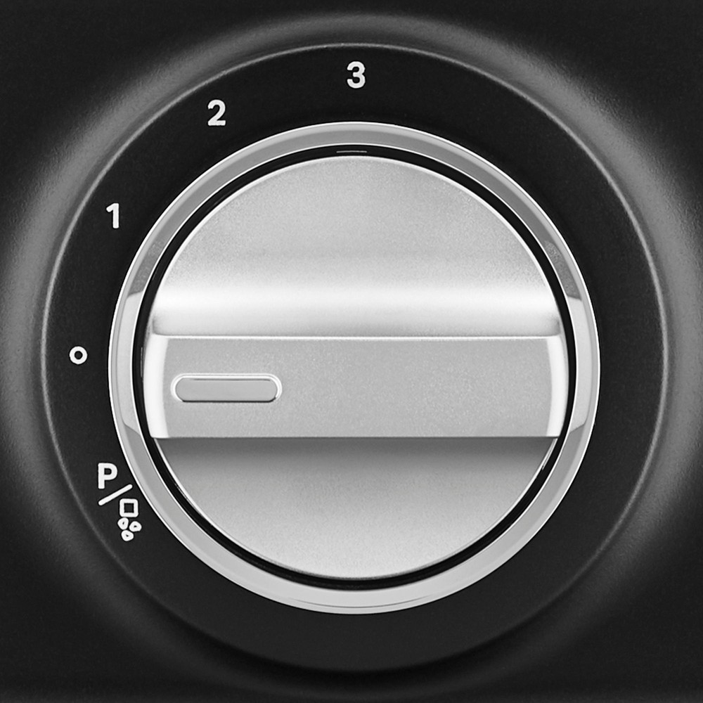 Close-up van een zwarte draaiknop met nummers en symbolen. De draaiknop is zilver.