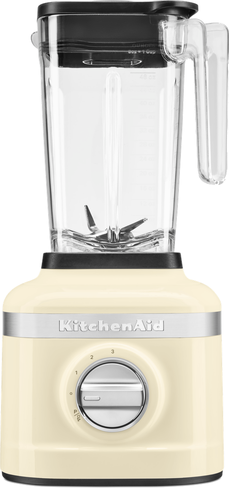 Crèmekleurige KitchenAid blender met een doorzichtige kan.