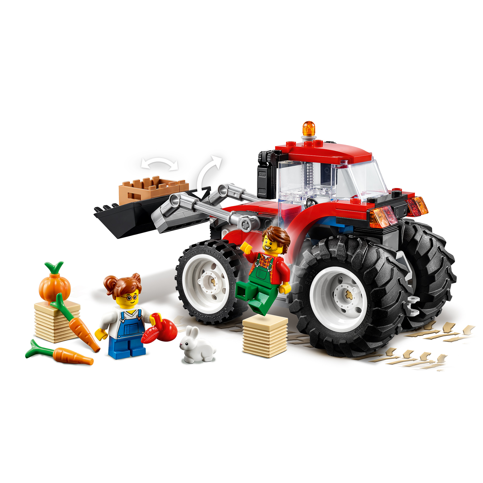 Roter LEGO Traktor mit Frontlader, zwei Minifiguren, einem weißen Hasen, Karotten und Kürbissen auf weißem Grund.