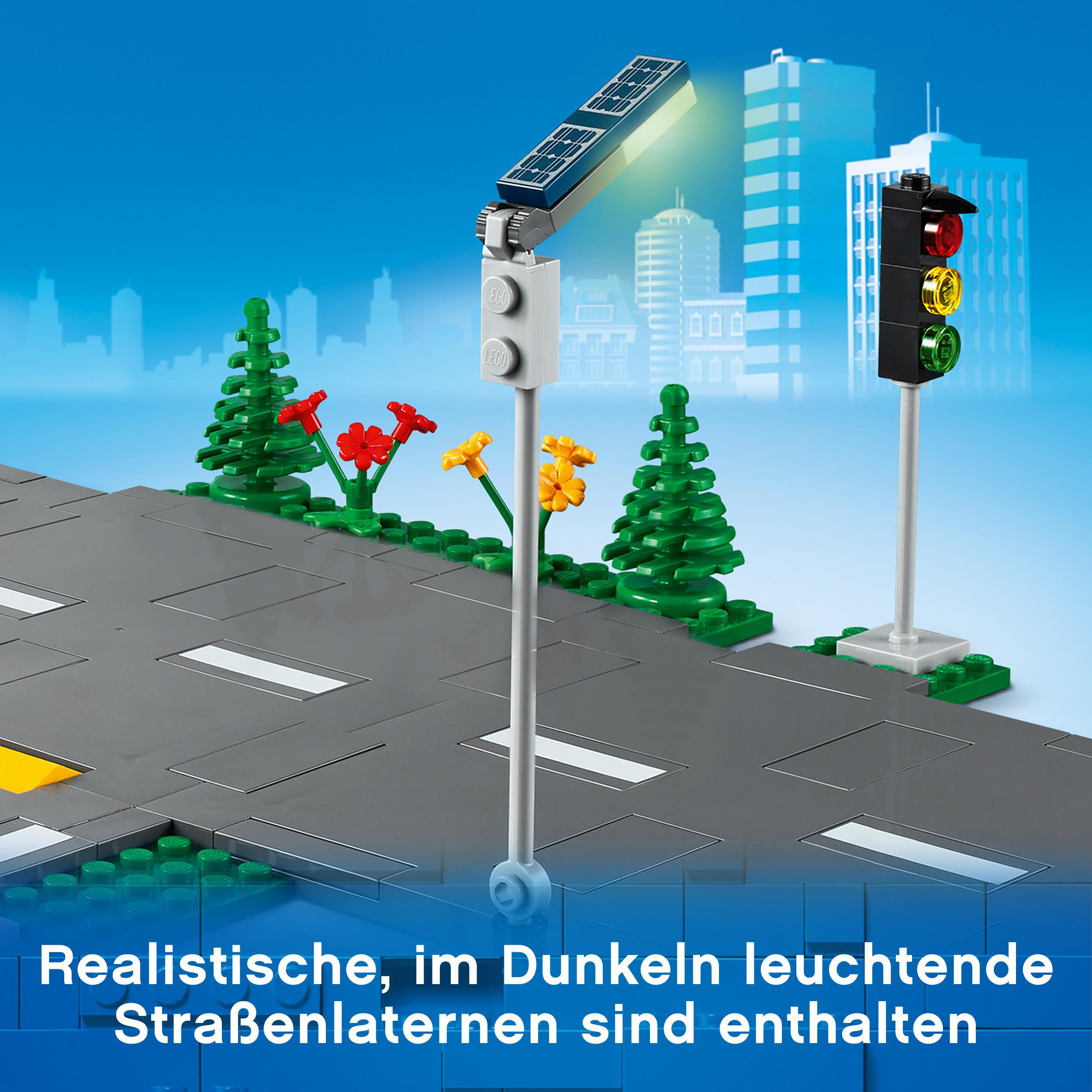 Lego-Straßenszene mit Solarleuchte und Ampel, blauer Himmel.