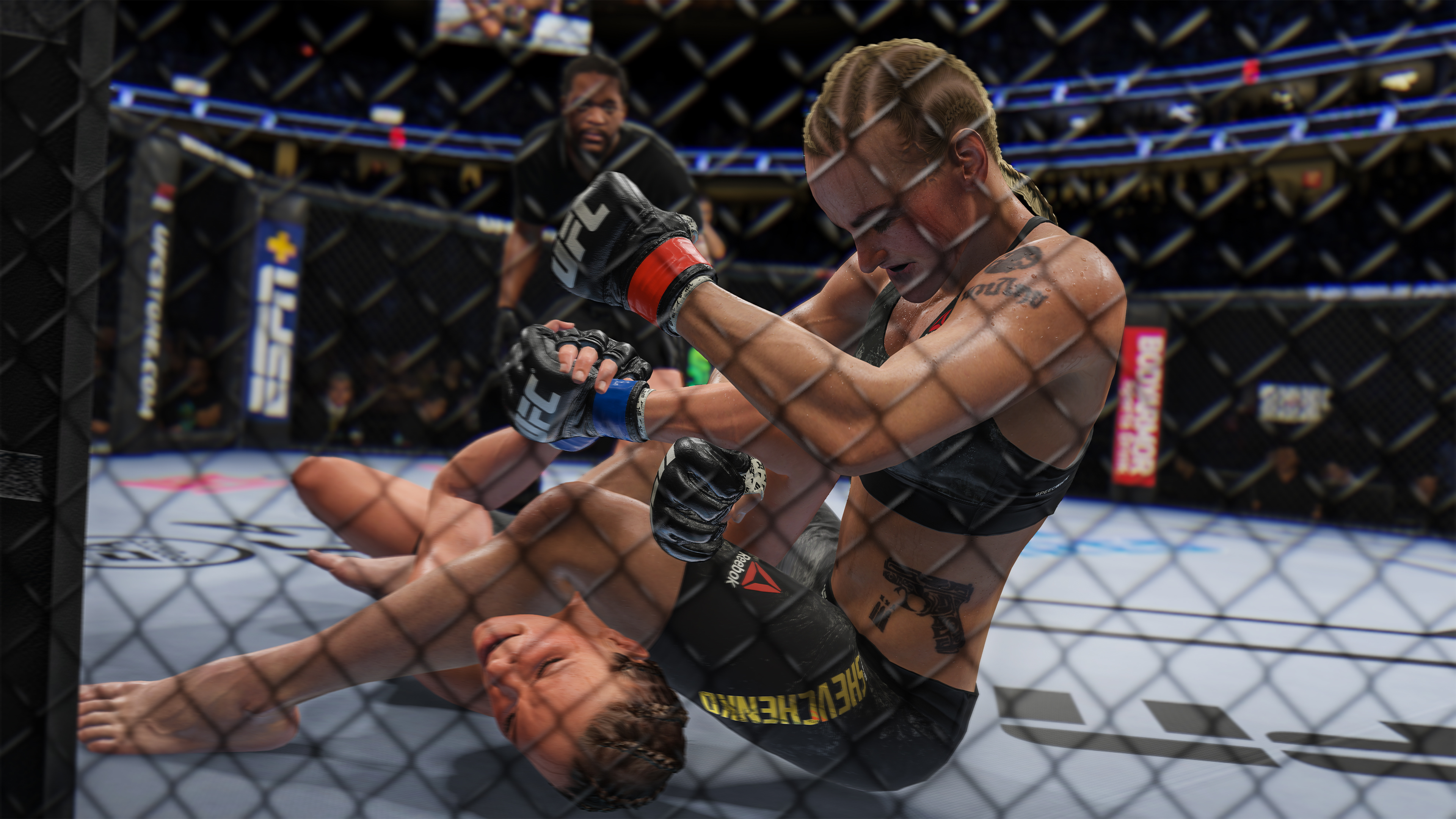 MMA-Kampfszene in einem Käfig, zwei Frauen in Aktion.