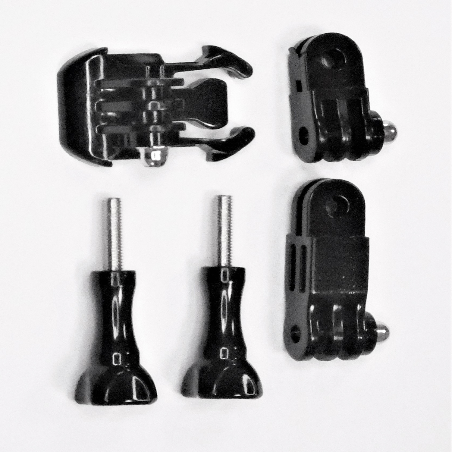 Un set di accessori per fotocamere GoPro neri: supporti, viti e una clip.
