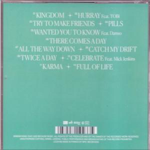 Pochette de CD avec un fond vert et des titres de chansons.