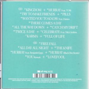 Ein türkisfarbenes Albumcover mit einer Liste von Songtiteln und einem Barcode.