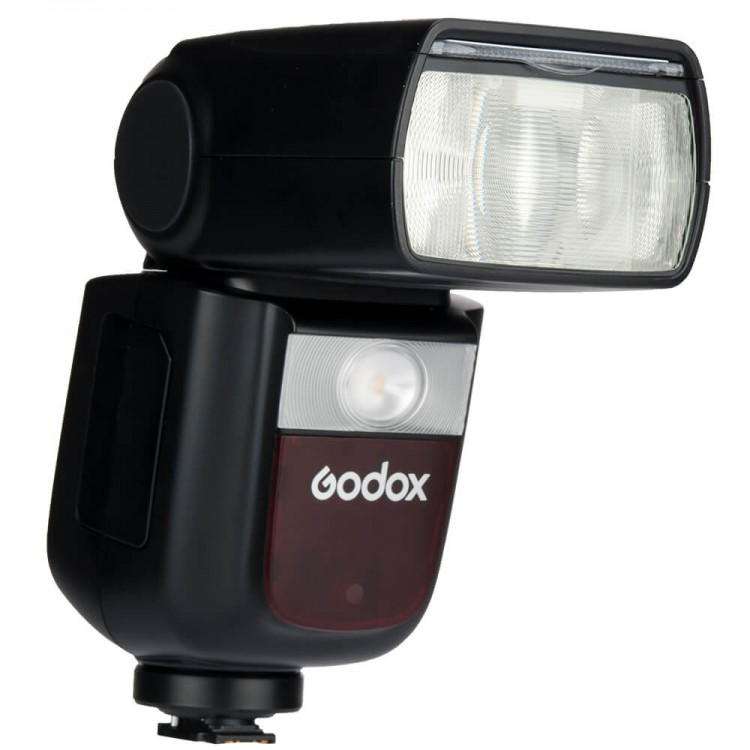 Flash Godox noir, incliné. Le dessus a un écran et une tête de flash. Logo rouge en bas.