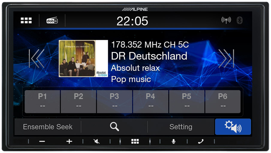 Schermo autoradio Alpine che mostra informazioni radio, sfondo blu scuro.