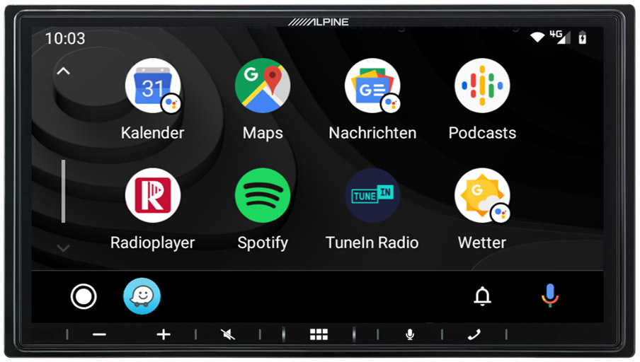 Schermo infotainment auto che mostra le icone delle app: Calendario, Mappe, Podcast, ecc.