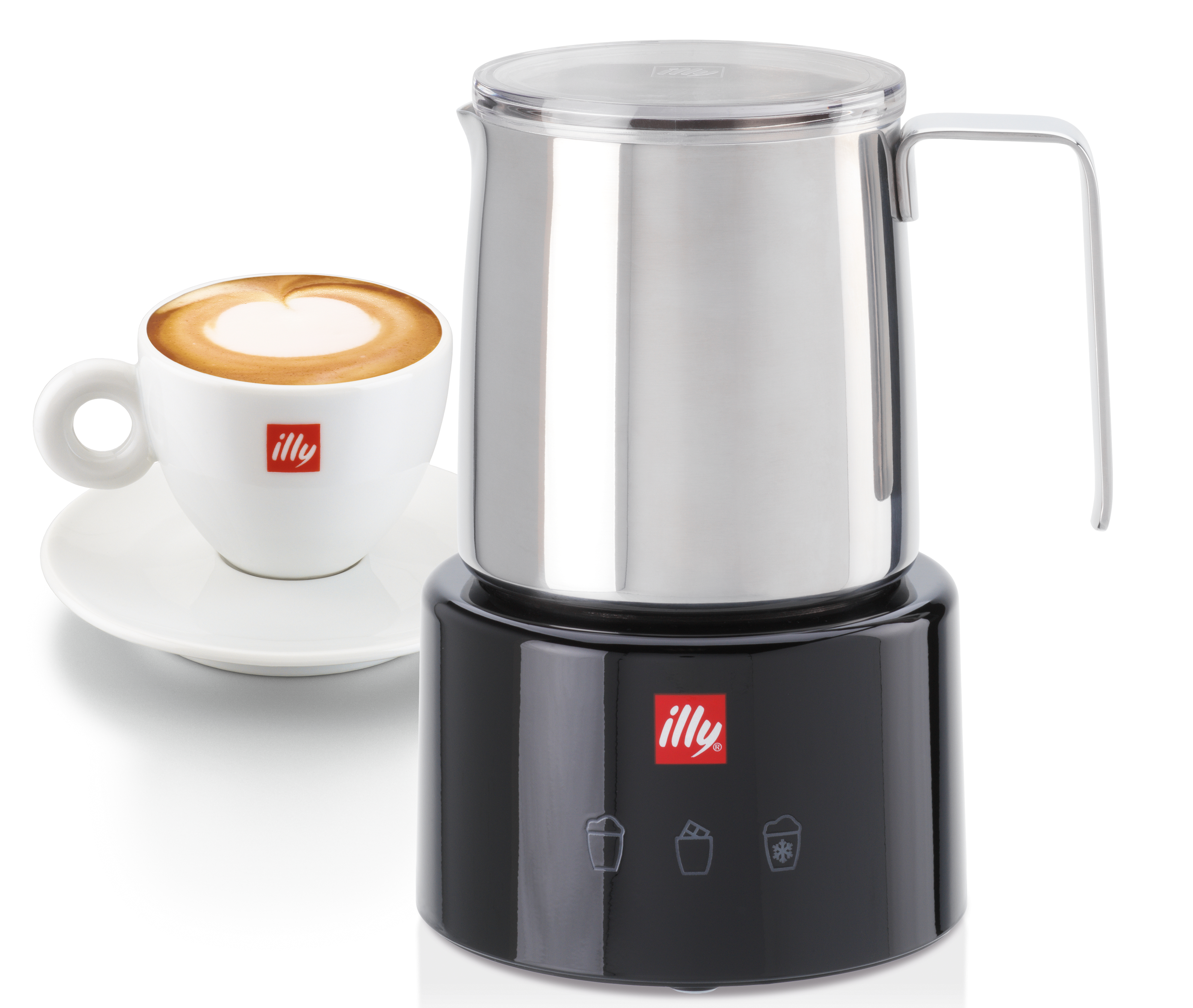 Milchaufschäumer aus Edelstahl mit einer Tasse Kaffee. Schwarzer Sockel und weiße Tasse mit rotem Logo.