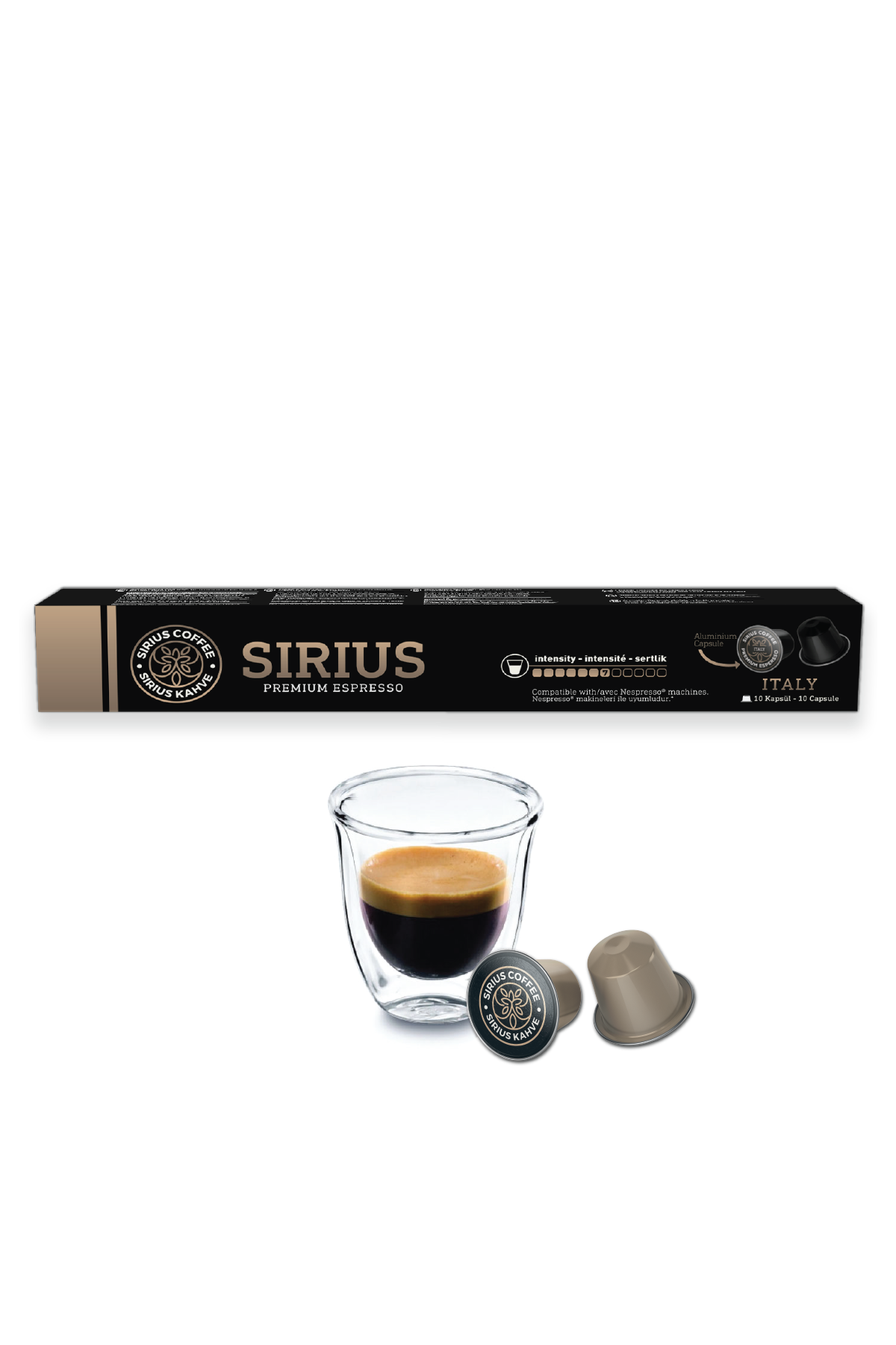 Espresso kapsülleri ve bir bardak espresso. Arka planda bir kutu kapsül.