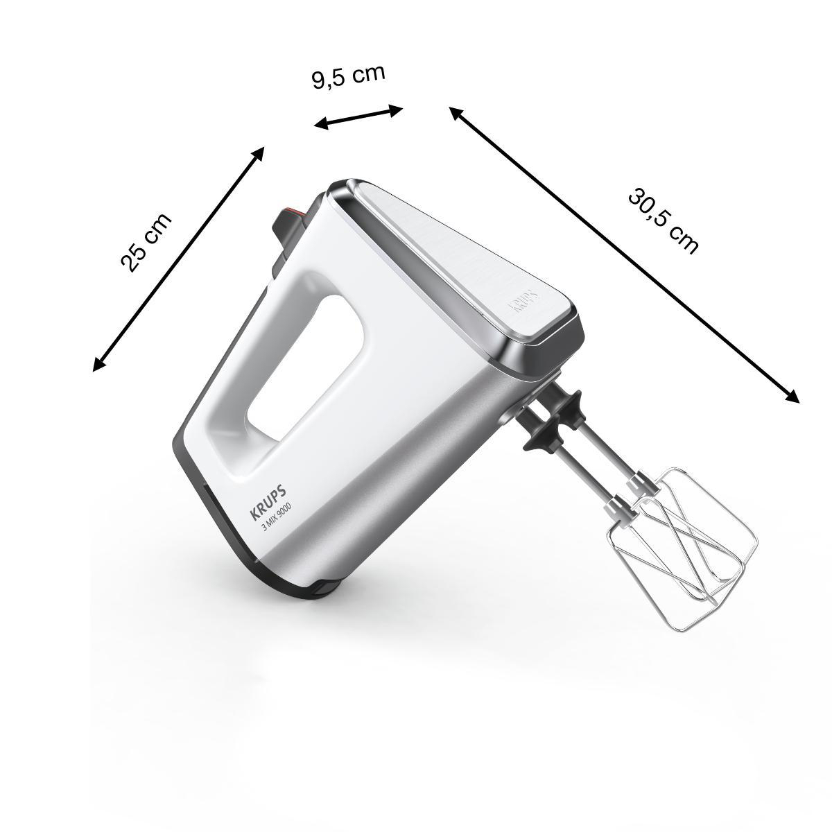 Weißer und silberner Handmixer. Es hat mit Pfeilen beschriftete Abmessungen.