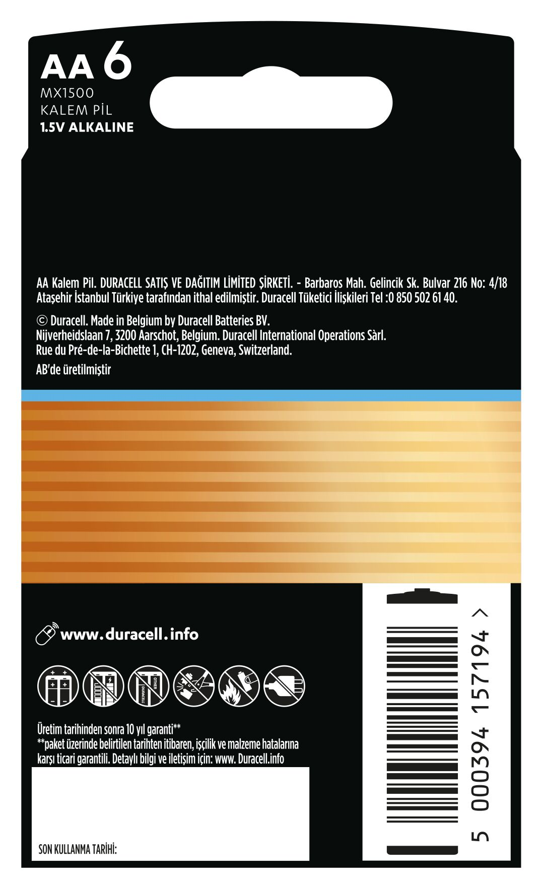 AA 1,5V alkalin pillerin paketi. Metin ve barkod. Beyaz zemin.