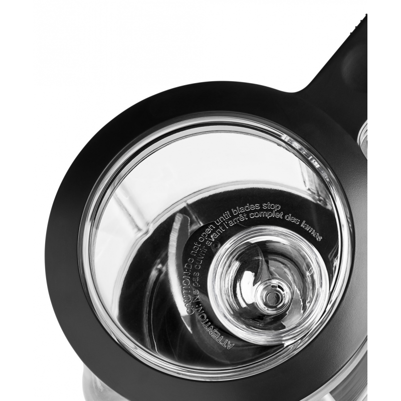 À l'intérieur d'un blender. Plastique noir avec récipient transparent. Texte sur le côté.