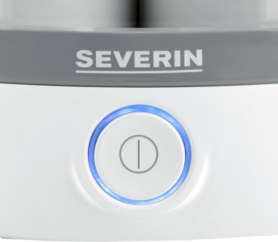 Close-up van de aan/uit-knop van een witte waterkoker met blauw licht. De merknaam is SEVERIN.