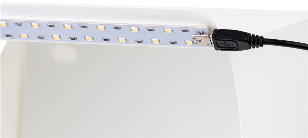LED-es fénysor USB csatlakozóval, közelkép, fehér háttérrel.