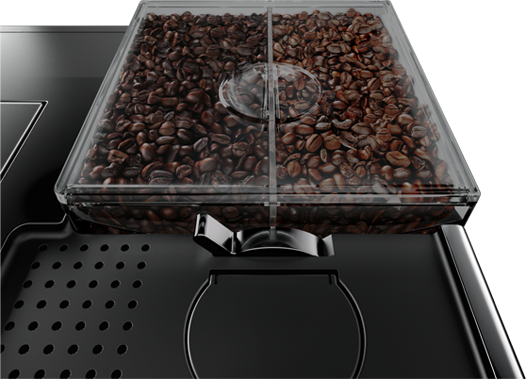 Nahaufnahme des Bohnenbehälters einer Kaffeemaschine. Der transparente Behälter ist mit braunen Kaffeebohnen gefüllt.