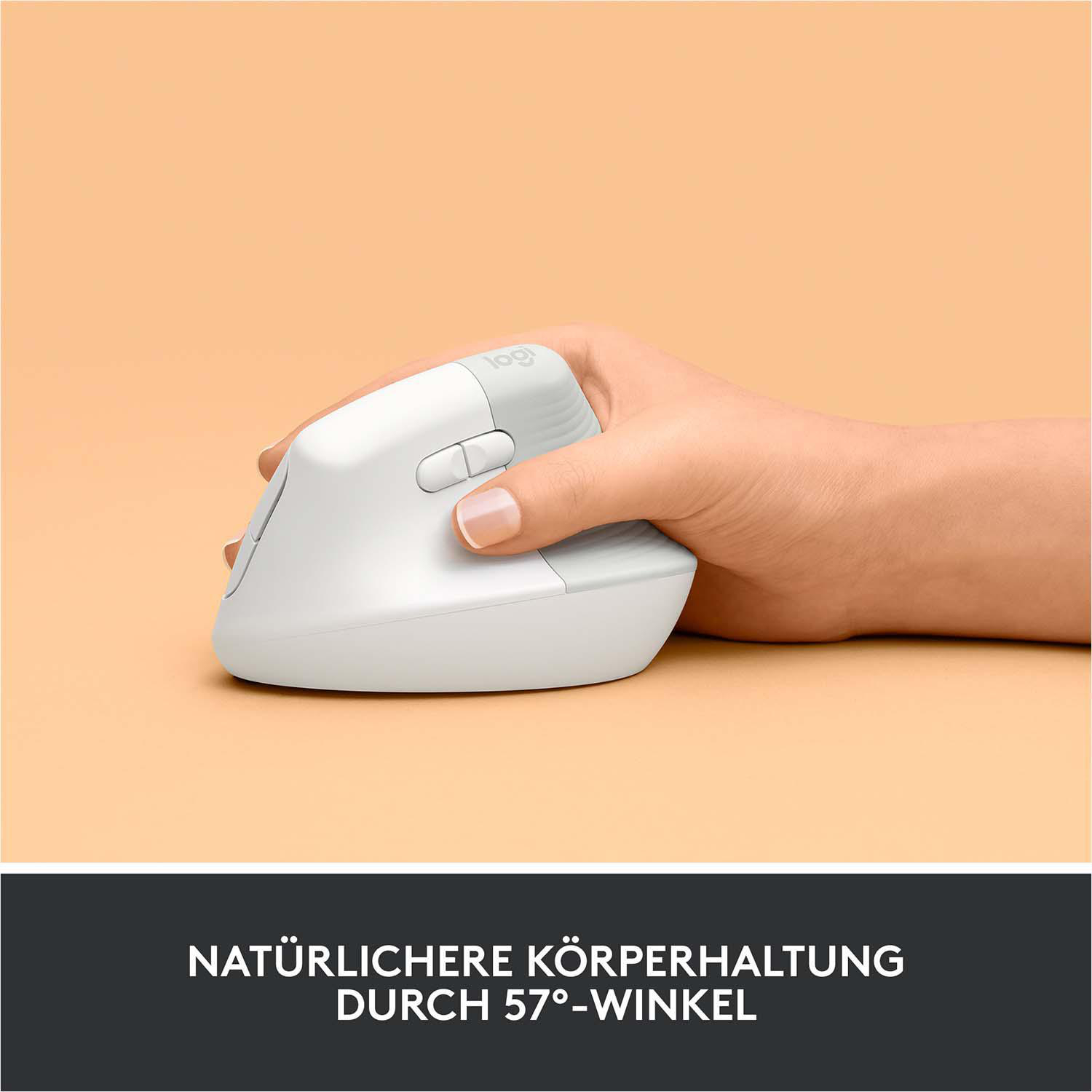 Eine Hand ruht auf einer weißen ergonomischen Maus auf pfirsichfarbenem Hintergrund.