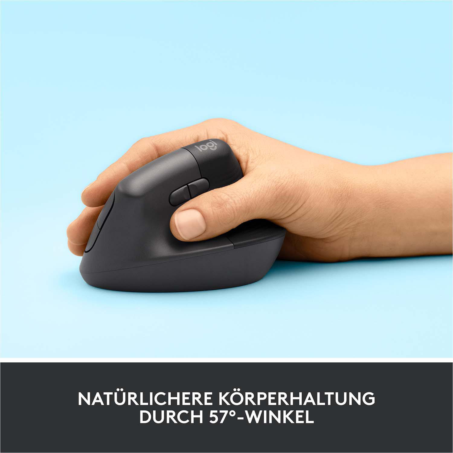 Eine Hand, die eine graue ergonomische Maus auf hellblauem Hintergrund benutzt.