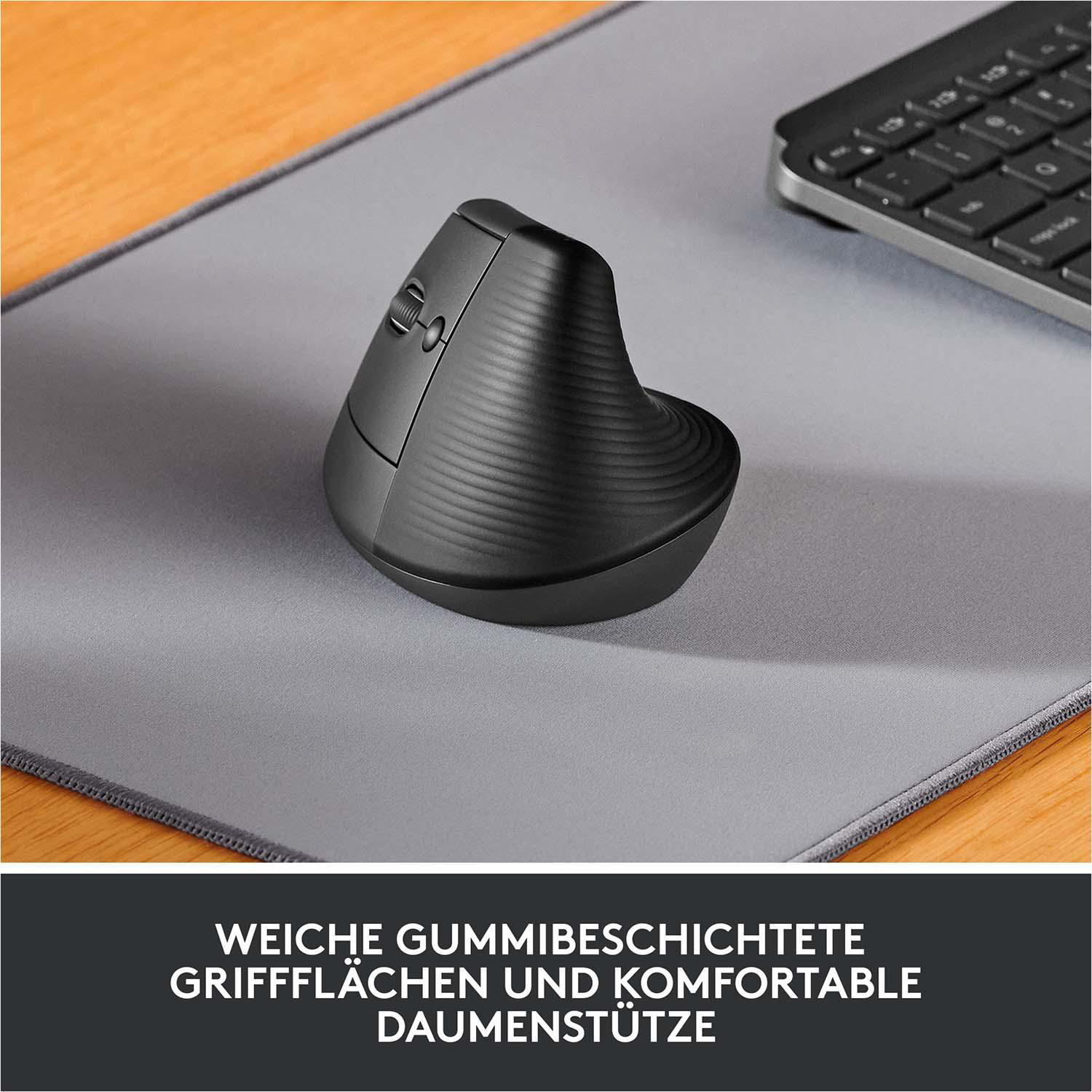 Eine schwarze ergonomische Maus auf einem grauen Mauspapier. Eine schwarze Tastatur ist im Hintergrund.