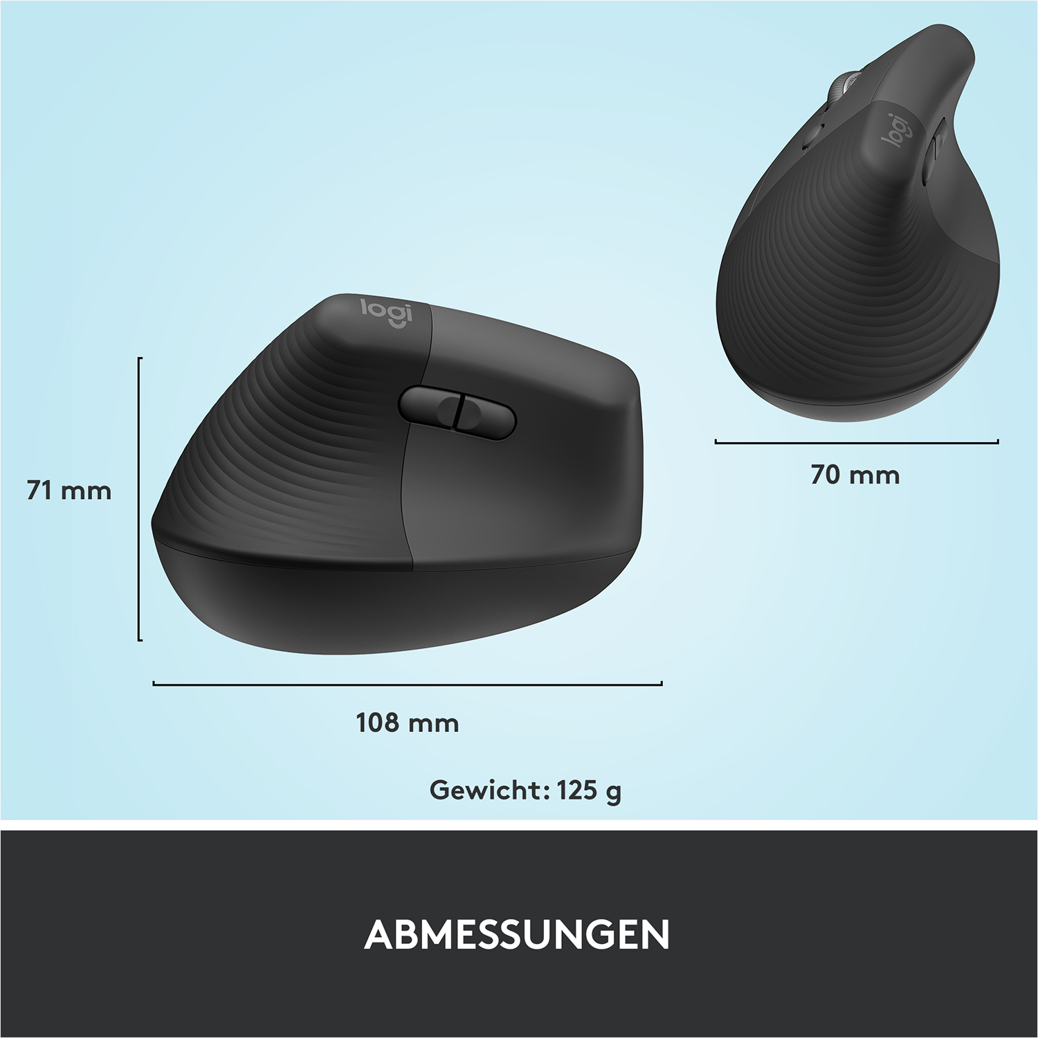 Schwarze ergonomische Maus mit Abmessungen auf hellblauem Hintergrund.