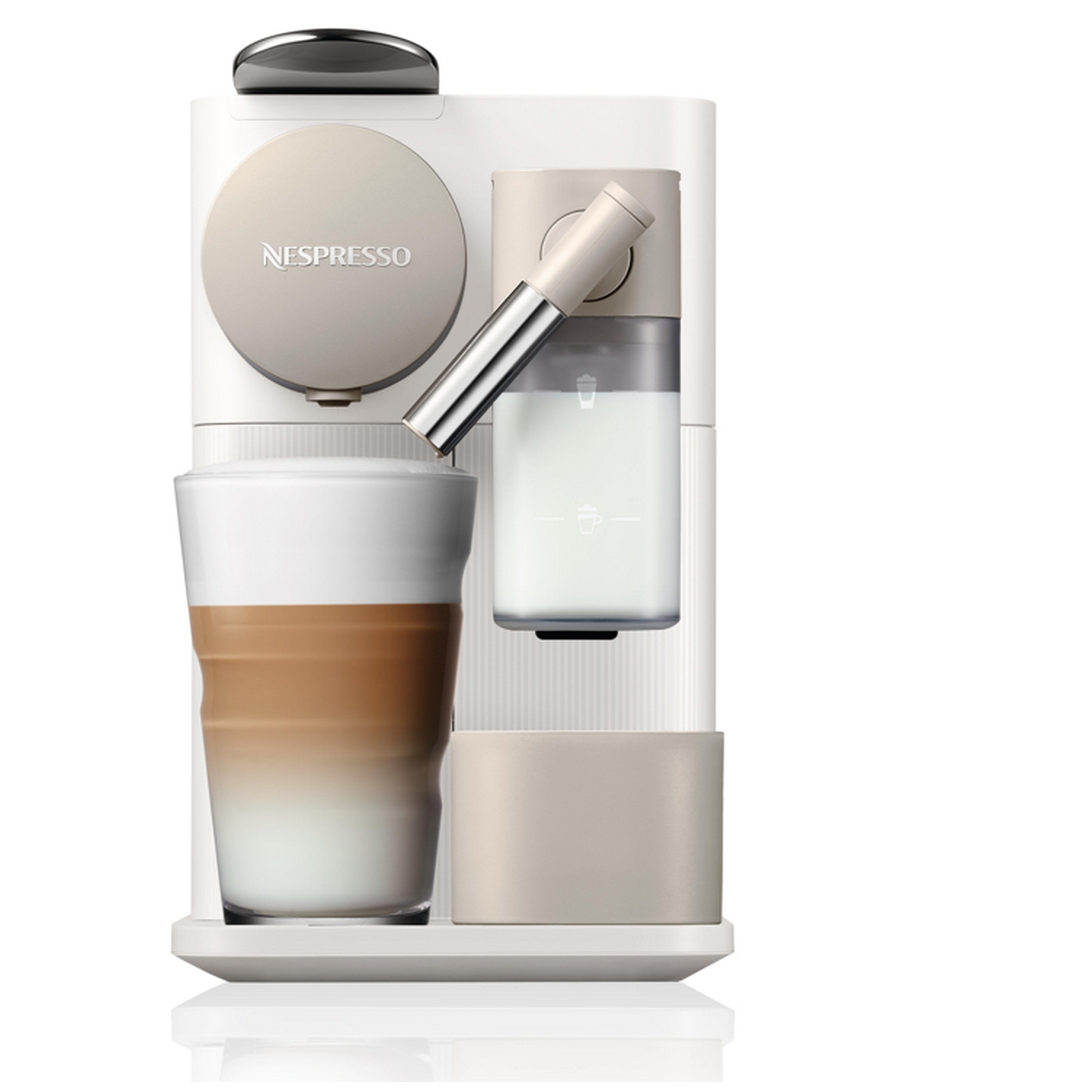 Cafetera Nespresso blanca con un vaso de café con leche y un recipiente de leche.