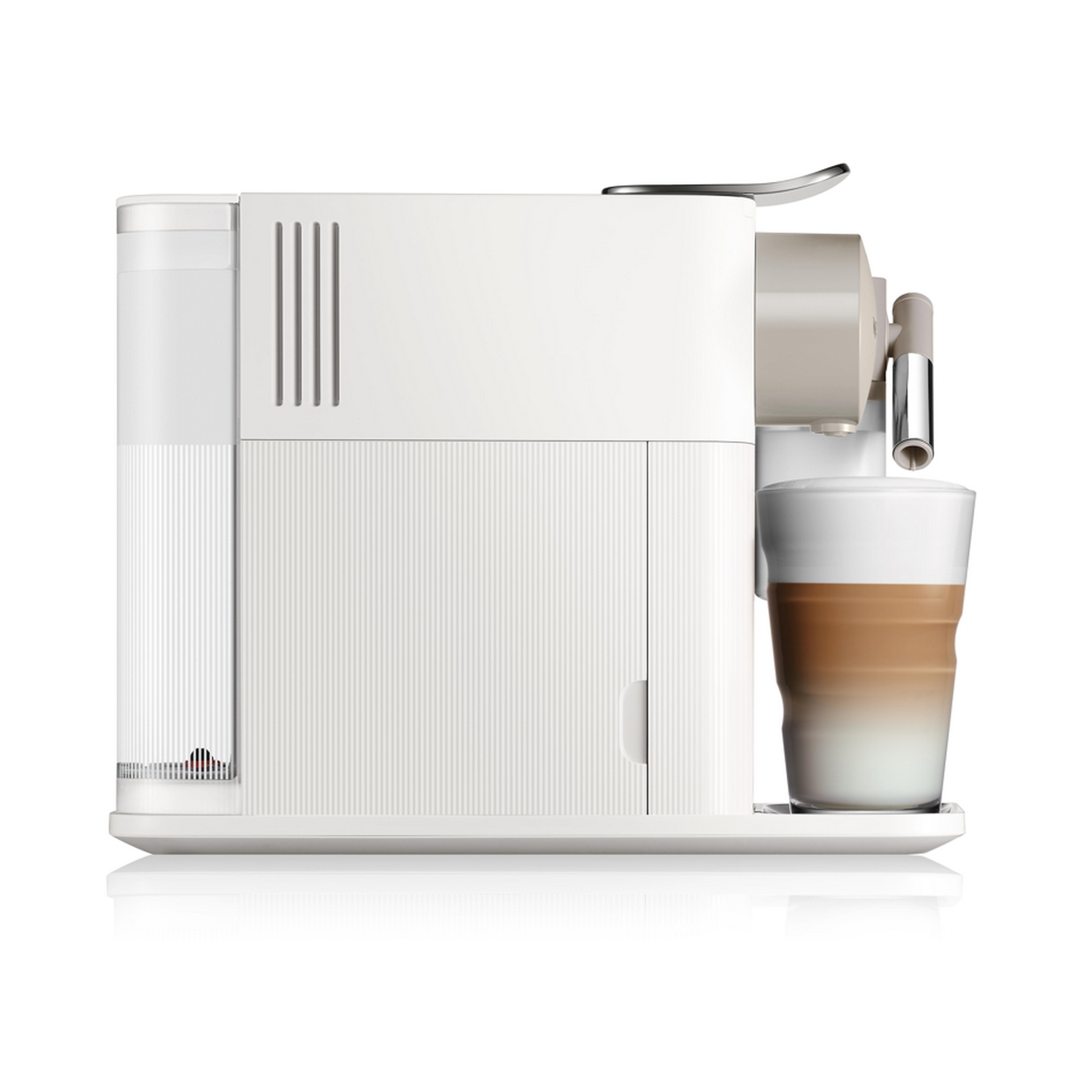 Cafetera Nespresso blanca con un latte y una taza de cristal. Fondo blanco.