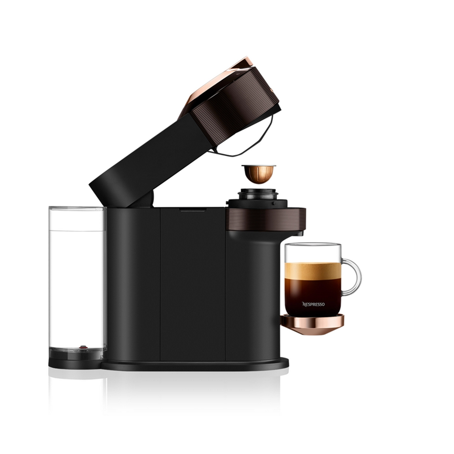 Cafetera negra con una taza de café en un soporte de cobre. La tapa está abierta.
