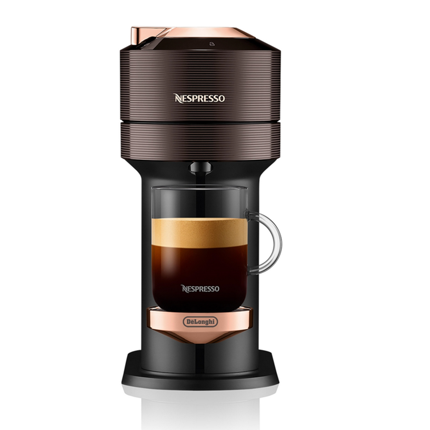 Cafetera Nespresso. Negro y bronce, con una taza de café delante.